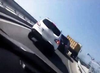 Un chauffeur de camion trouve une solution imparable pour semer ses poursuivants