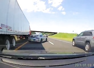 Le conducteur d’une Porsche évite de justesse un semi-remorque