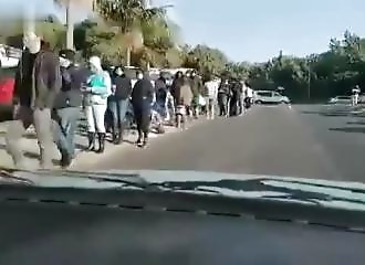 La plus longue queue devant un magasin qu'il vous sera donné de voir !