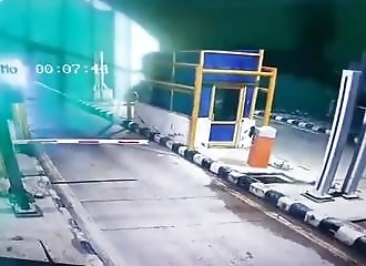 Un poste de péage disparait au passage d'un camion