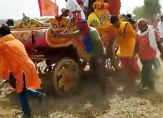 8 people electrocuted during a ceremony in India (Warning - shocking)