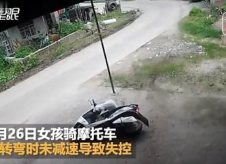 Tête la première, une scootériste s'écrase violemment sur un poteau