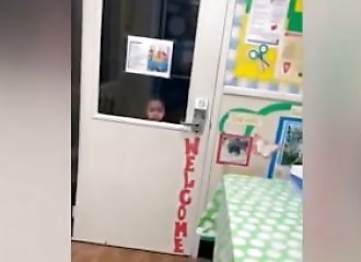 Les employés d'une crèche oublient une enfant de 2 ans à l'intérieur !