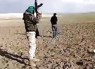 Un soldat de l’armée syrienne nous montre ce qu’il sait faire avec son AK 47