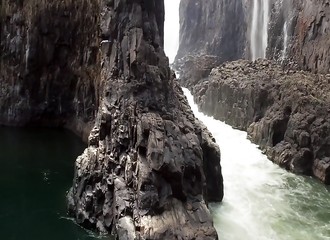 Deux plongeurs réalisent d’incroyables sauts en se jetant des falaises des chutes Victoria