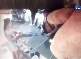 Russie : un homme ivre s’en prend brutalement à la gérante d’un stand de tir