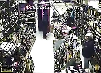 Un braqueur choisit de dévaliser la mauvaise boutique et tombe sur un vrai dur