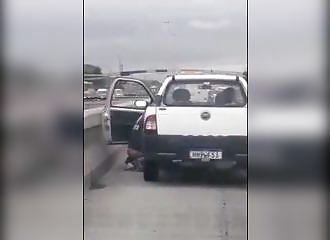 Un conducteur descend de sa voiture pour régler une urgence !