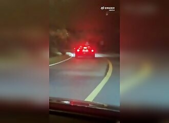 Une femme en décapotable fait la course en montagne et percute un cycliste