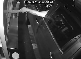 Il tente d'enlever une serveuse dans un Drive-in