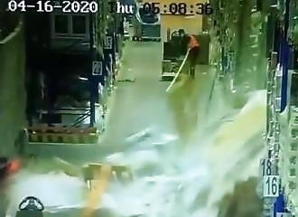 Il s’endort sur son chariot élévateur et détruit partiellement un entrepôt