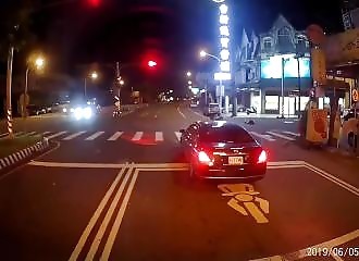 Un motard s’écrase sur une voiture avec une violence inouïe