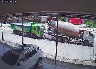 Une voiture est prise en sandwich entre un camion-benne et un camion malaxeur (Chine)