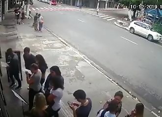 Après avoir échappé à la police, des voleurs se retrouvent les quatre roues en l’air (Brésil)