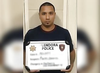 Un automobiliste fou tente de pousser une famille hors de la route