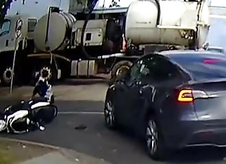 A Tesla in automatic mode collides with a scooter