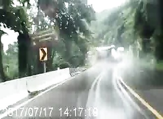 La route ressemble à une patinoire et le conducteur d’un camion chargé à bloc se prend pour Michael Schumacher