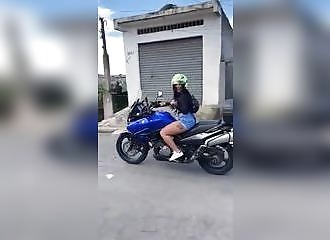Elle fait la belle sur sa moto et ...