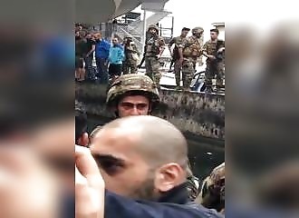 Liban : face aux manifestants, un soldat craque et finit en larmes