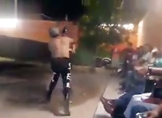 Après s’être pris un coup de chaise sur la tête, une catcheuse mexicaine se met à convulser