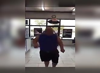 Franchement, ce monsieur à une tronche bizarre !