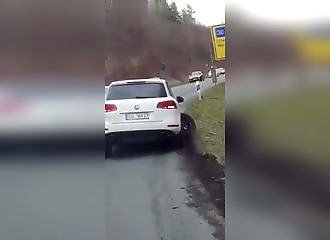 Sa voiture est détruite, il continue à rouler !