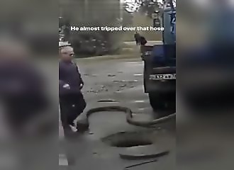 Totalement distrait, un homme âgé tombe dans un trou