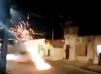 Un feu d'artifice crée le chaos dans une rue 