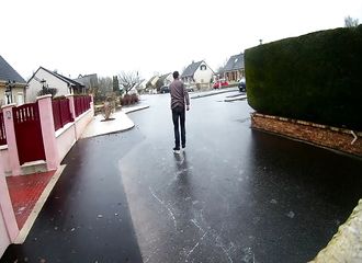 Un homme fait du patin à glace dans sa rue dans les Ardennes