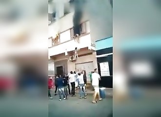 Il jette ses enfants d'un appartement pour les sauver du feu