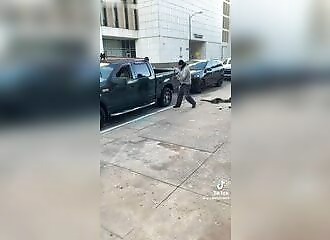 Homeless man breaks car windows with shovel to steal items from insideelle pour voler des objets à l'intérieur