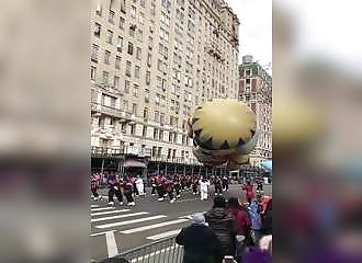 New York : le traditionnel défilé de l’Action de grâces perturbé par le vent