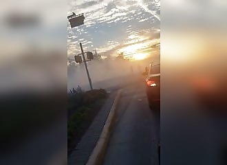 Ils bloquent la route pour faire des drifts à une intersection
