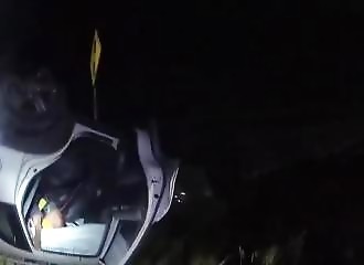 Un policier sauve une femme en soulevant une voiture