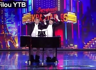 Le président ukrainien joue du piano .. avec son zizi !