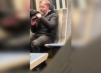 Dans le métro, un homme lèche la semelle d’une paire de bottes