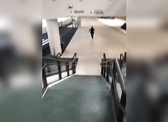 À la poursuite d’un voleur, un agent de sécurité prend raccourci dans les escaliers