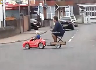 En sortant d’un pub, un homme se fait ramener à la maison par son fils qui conduit sa voiturette…