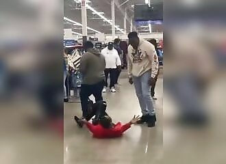 Un homme armé d'un couteau et menaçant se fait neutraliser par des clients à Walmart