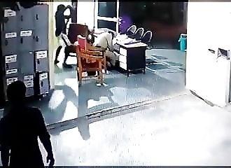 Inde : il attaque violemment deux policiers avant de s’échapper d’un commissariat