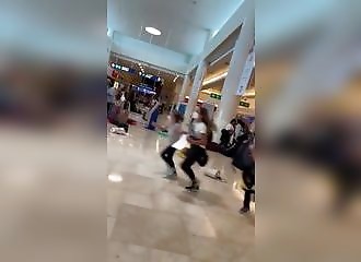 La chute de 3 présentoirs cause la panique dans l'aéroport de Cancun