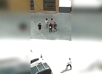 Une fille se fait agresser dans la rue, son petit copain réagit