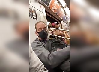 Elle chante du Spice Girl les seins nus dans le métro !