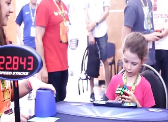 Cette petite Roumaine résout un Rubik's Cube en 41 secondes seulement