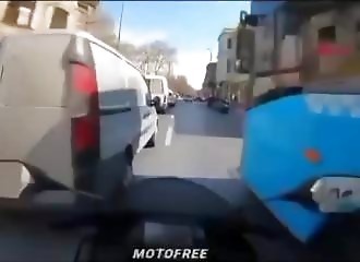 Un motard tente de doubler et finit dans une vitrine ?
