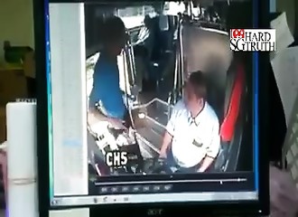 Ce p’tit branleur pense pouvoir s’en prendre impunément à un chauffeur de bus