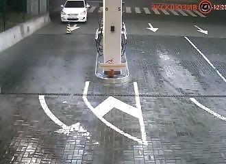 Un automobiliste n’a que quelques secondes pour abandonner sa voiture menacée par un camion fou