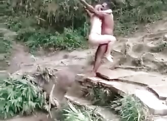 Un couple veut se prendre pour Tarzan et Jane (Fail)