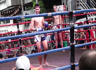 Un combattant de Muay-thaï très arrogeant se fait calmer par un puissant Head Kick