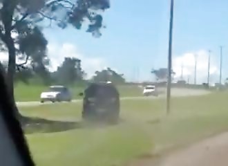 Des policiers percutent un motard en fuite et l’envoient dans le décor (Brésil)